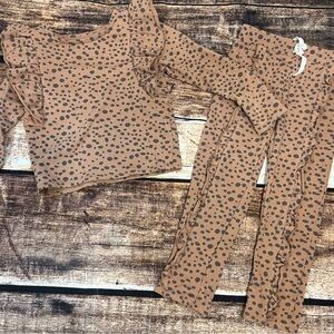 Girls cheetah print set in like new condition by Grayson mini. Size 5T.